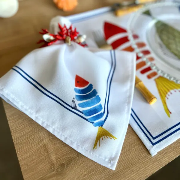 Close do guardanapo Fish com o peixe azul e a borda