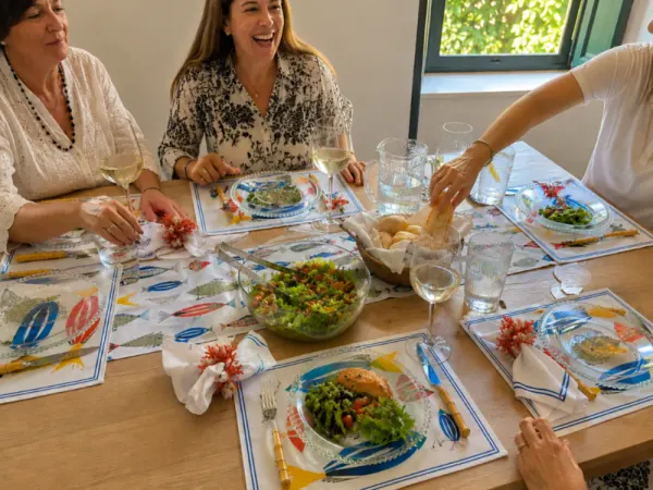Amigas à mesa posta com o Kit Fish